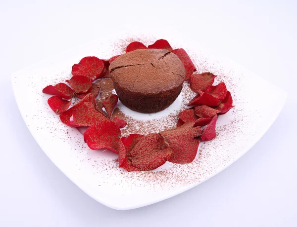 Chocolade Souffle Versierd Met Rood Roze Bloemblaadjes Cacaopoeder — Stockfoto