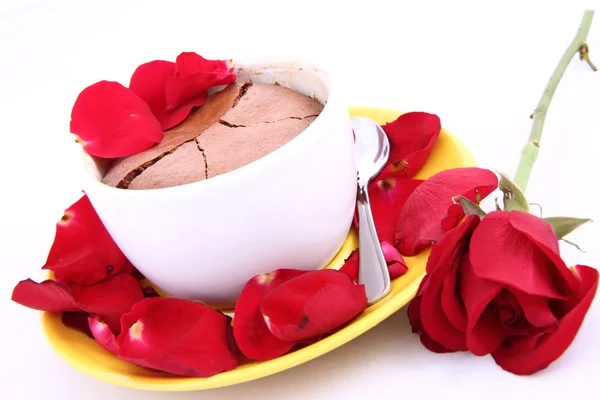Soufflé Chocolate Decorado Con Flor Rosa Roja Pétalos — Foto de Stock