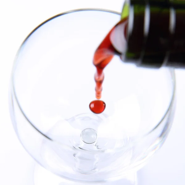 Красное Вино Наливают Бокал — стоковое фото