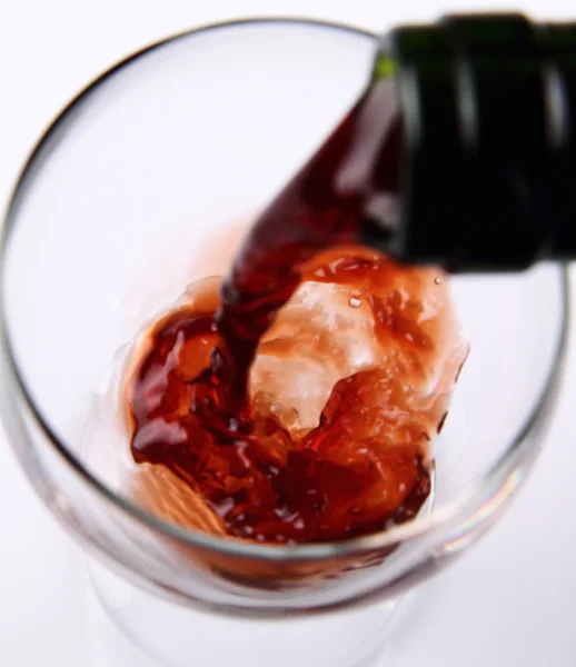Rode Wijn Die Een Wijnglas Wordt Gegoten — Stockfoto
