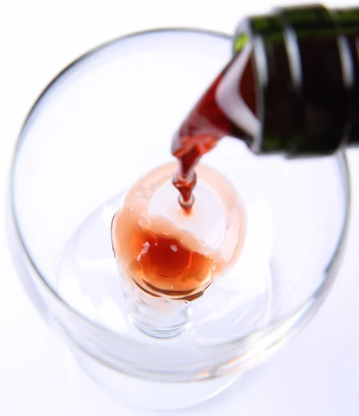 Rode Wijn Die Een Wijnglas Wordt Gegoten — Stockfoto