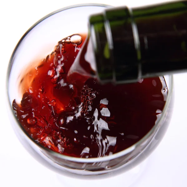 赤ワインをワイングラスに注ぎ込み — ストック写真