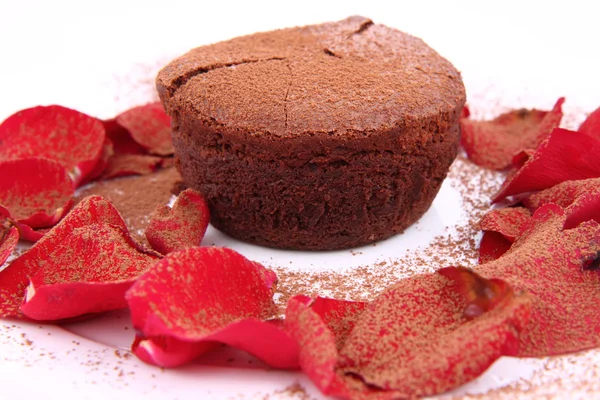 Chocolade Souffle Versierd Met Rood Roze Bloemblaadjes Cacaopoeder Rechtenvrije Stockfoto's