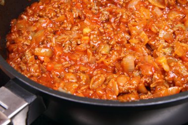 Bir tavada kızarmış bolognese sos