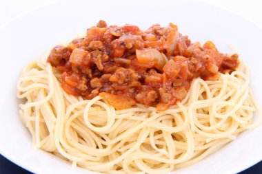 beyaz zemin üzerine bir tabak spagetti Bolonez