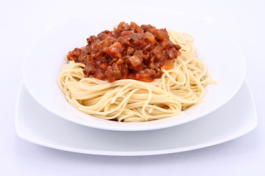 beyaz zemin üzerine bir tabak spagetti Bolonez