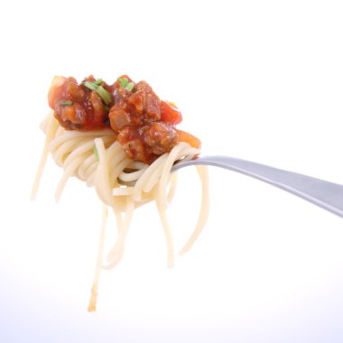 Spaghetti con salsa boloñesa colgando de un tenedor
