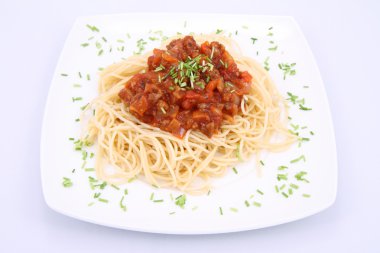 bir tabak spagetti bolognese bazı chives ile dekore edilmiştir.