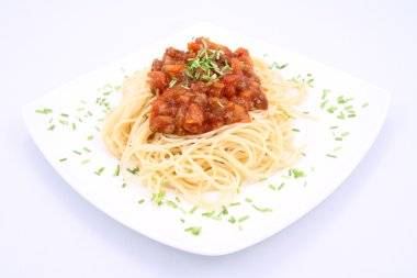 bir tabak spagetti bolognese bazı chives ile dekore edilmiştir.