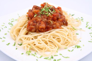 bir tabak spagetti bolognese bazı chives ile dekore edilmiştir.