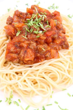 bir tabak spagetti bolognese bazı chives ile dekore edilmiştir.