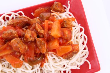 Çin yemeği - tatlı ve ekşi tavuk chow mein erişte