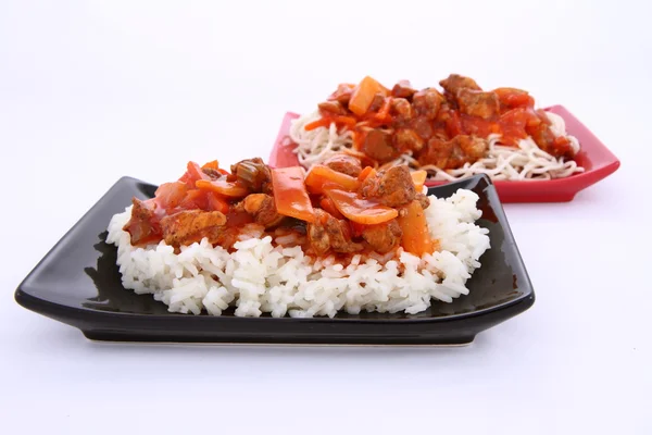 Kinesisk Mat Sötsur Kyckling Med Ris Och Chow Mein Nudlar — Stockfoto