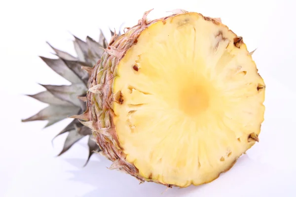 Hälften av en ananas — Stockfoto