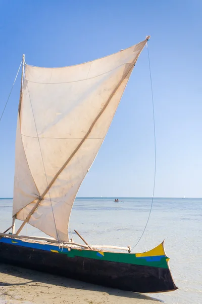 その場しのぎの帆マダガスカル アウトリガー ピローグ — ストック写真