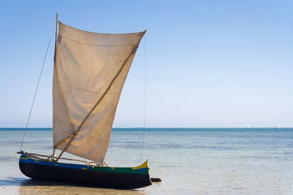 马达加斯加奥特只独木舟与临时搭建的风帆 — 图库照片
