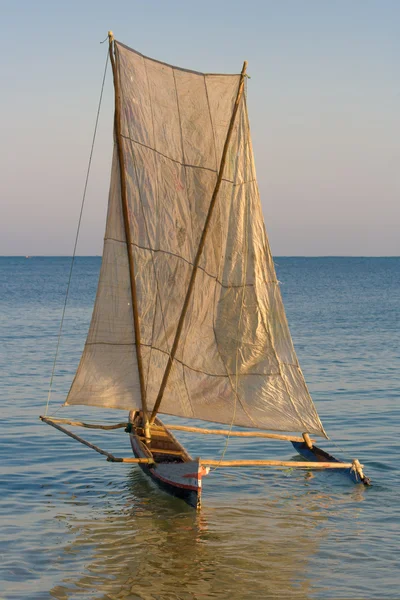 Malagasy Outrigger Pirogue Makeshift Sails — Stock Photo, Image