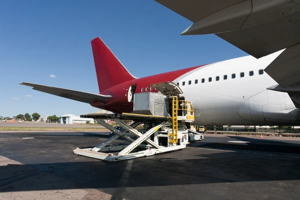 Loading cargo plane — Stock Photo, Image
