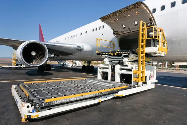 Chargement avion cargo — Photo