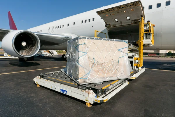 Frachtflugzeug beladen Stockfoto