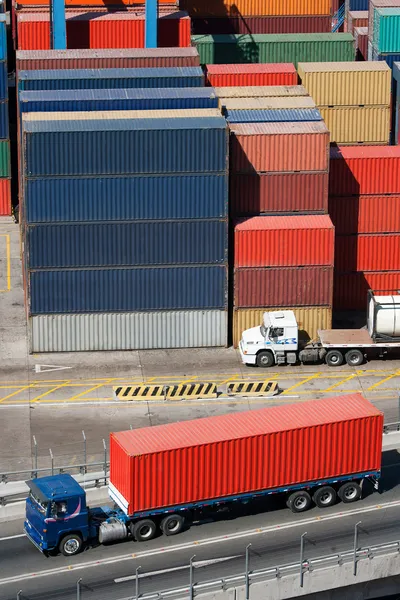 Vrachtwagen en containers — Stockfoto