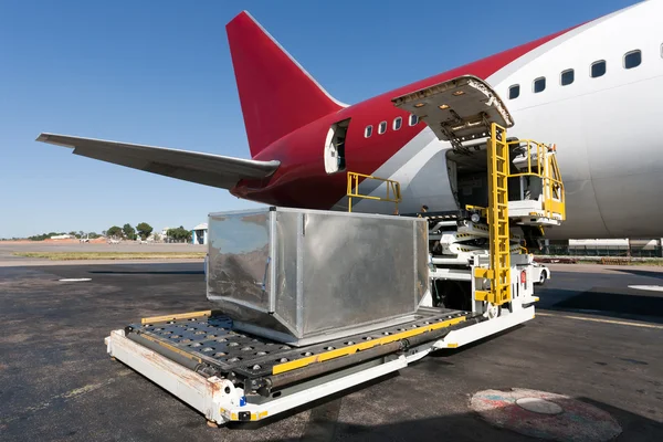 Carregar avião de carga — Fotografia de Stock