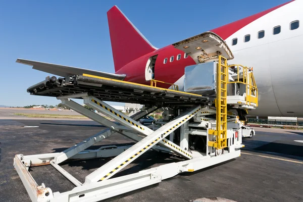 Loading cargo plane — Stock Photo, Image