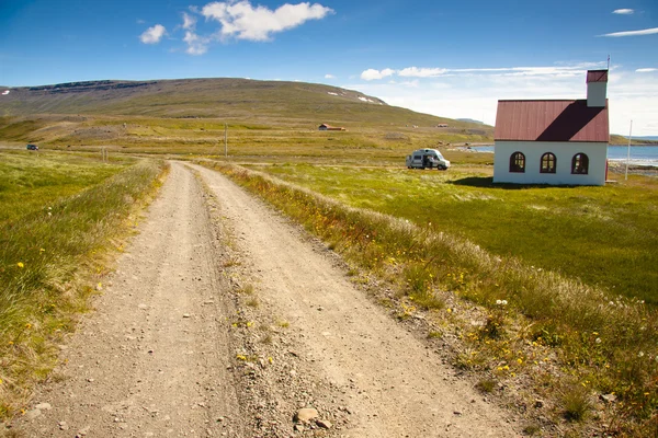 Witte houten kerkje in unadsdalur - IJsland — Stockfoto