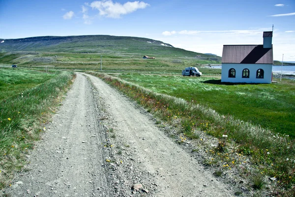 Witte houten kerkje in unadsdalur - IJsland — Stockfoto