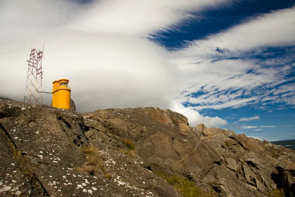 オレンジ色の灯台 - アイスランドの hvalnes. — ストック写真