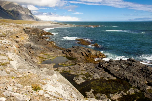 Hvalnes kliffen, de walvissen Kaap, Zuid-Oosten van IJsland. — Stockfoto
