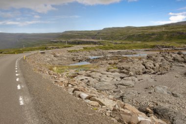 Ruta de asfalto vacía - Fiordos occidentales de Islandia