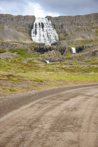 Rota de cascalho vazia para a cachoeira Dynjandi - Islândia — Fotografia de Stock