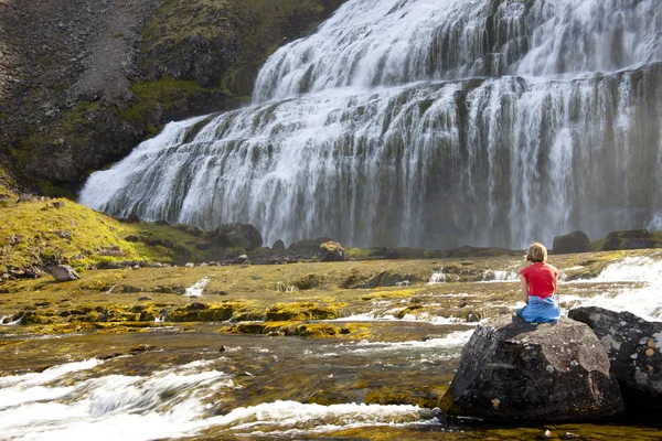 Relájate en la roca. En el fondo cascada Dynjandi - Islandia — Foto de Stock