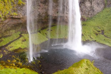 seljalndsfoss waterval in het zuiden van IJsland. zomerdag.