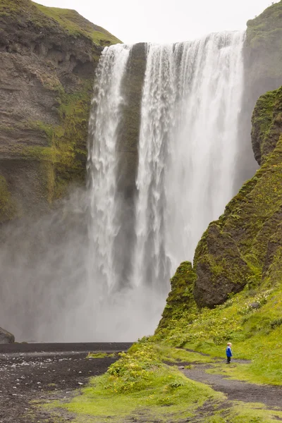 Piękno duży wodospad - skogafoss - Islandia — Zdjęcie stockowe