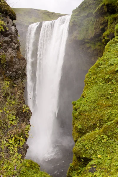 大きな美しさ滝 アイスランドの南スコウガの滝 — ストック写真