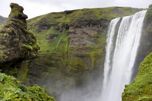 Wodospad skogafoss - Islandia — Zdjęcie stockowe