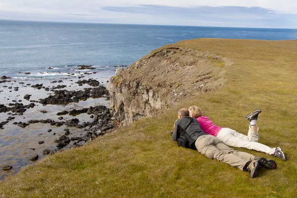 Para na zielonej trawie - Islandia — Zdjęcie stockowe