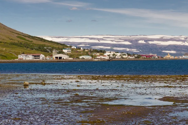 Вид на місто Isafjordur — стокове фото
