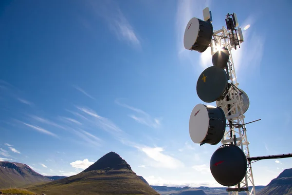 Luz solar céu azul e antenas celulares - Islândia — Fotografia de Stock