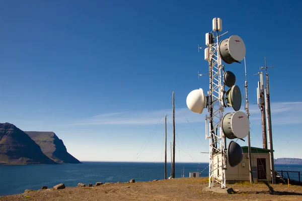 Buňka antena na vrcholu útesu - Island — Stock fotografie