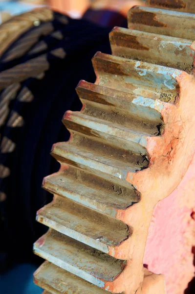 Bir Kablo Ile Eski Demir Dişli Çark — Stok fotoğraf