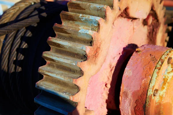 Bir Kablo Ile Eski Demir Dişli Çark — Stok fotoğraf
