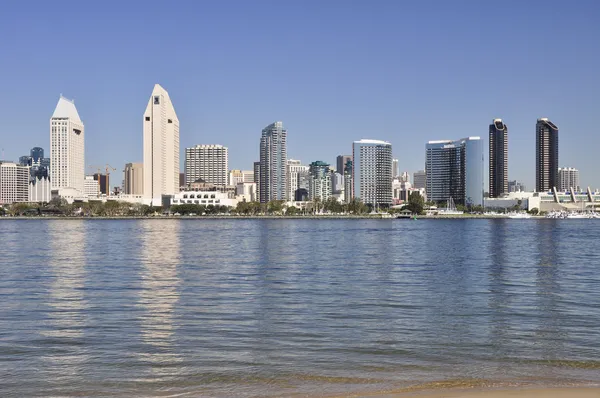 市区的建筑物反映出在圣迭戈湾的水中 — 图库照片