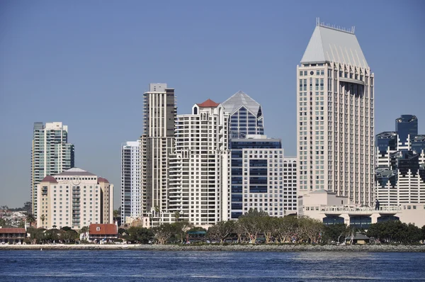 酒店和公寓大厦与圣迭戈海旁办公楼混合 — 图库照片