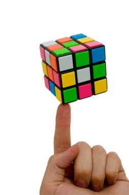 Rubik küpü parmağında döndürüyor