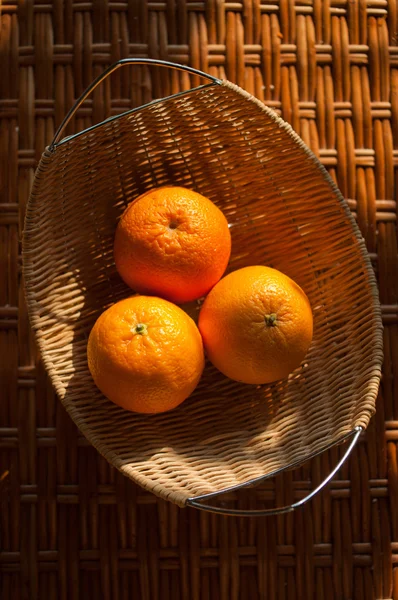 Oranges in the wattled bowl — Stock Photo, Image