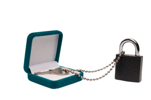 Nyckel med hänglås och nuvarande box isolerad på vit — Stockfoto