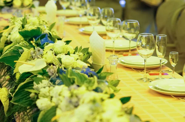 Feestzaal tabel met bloemen — Stockfoto